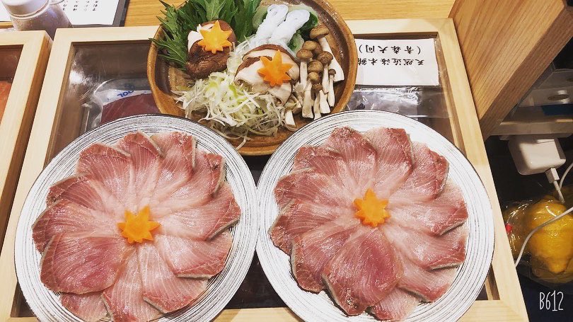 MarutomoNaha's tweet photo. 丸友で✨鰤しゃぶ✨出来ますよ〜🤗🤗
脂がのって美���しい鰤を、優しいお味でいかがでしょうか？

ご予約→098-987-0084
#丸友総本店 #丸友 #海鮮丼 #海鮮ダイニング #海鮮居酒屋 #沖縄グルメ #那覇グルメ #テイクアウト　#お魚取り寄せ #出来ます #のうれんプラザ #フォロー　#いいね　#ありがとう https://t.co/QAWx9Ll4fg