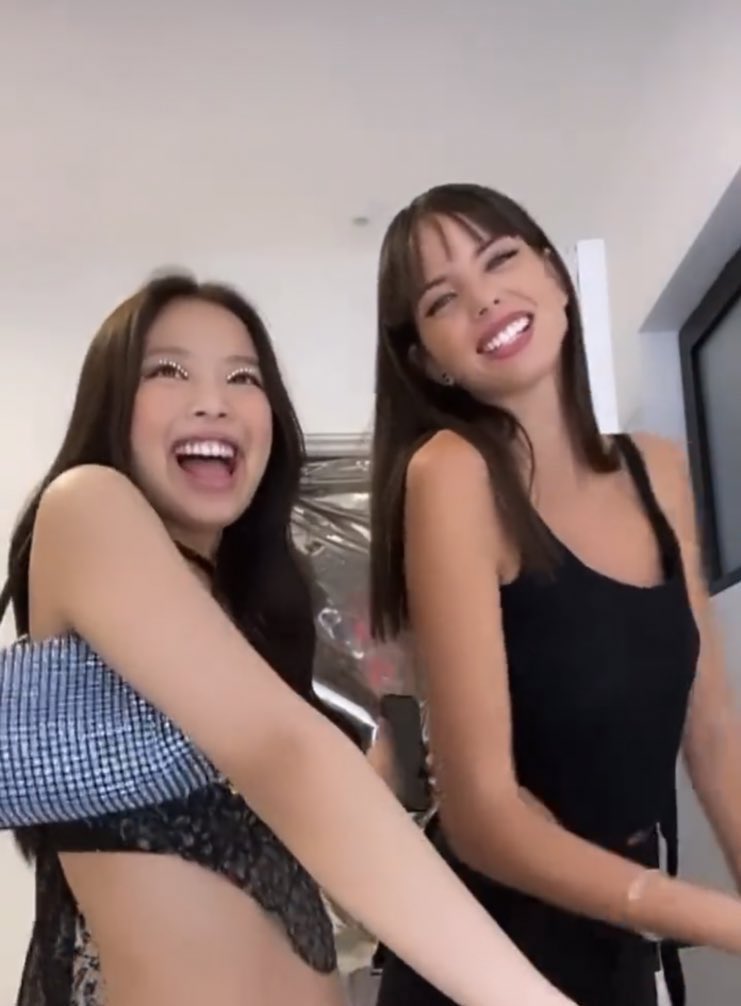 adoreujenlisa's tweet photo. Jennie fuera de corea es mi jennie favorita solo miren lo feliz que es mi amorcito dios la quiero ver así siempre la amo demasiado 🥺😭 https://t.co/K4Bdp8HqDA