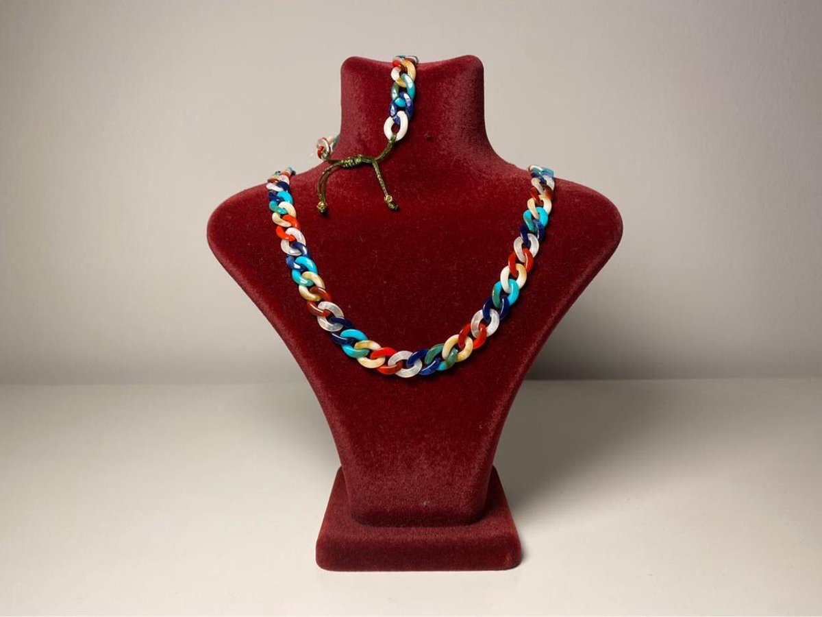 Setimiz ayarlanabilir bileklik ve kolyeden oluşmaktadır %100 el yapımıdır. Kullanılan boncukların hafif olması dolayısı ile sıkıntı yaratmadan günün her saatinde rahatlıkla kullanabilirsiniz ayrıca spor kıyafetleriniz ile mükemmel uyum sağlar