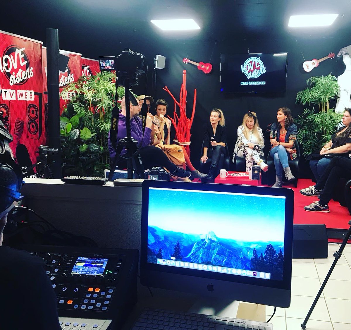 Na_taneli's tweet photo. Voilà ! J’ai (enfin) osé accepter une interview face caméra pour présenter mon dernier essai Poison & Antidote 📕
Encore un grand merci à @LoveSistersWebTv et toute l’équipe technique.
diffusée le 10 décembre, avec Planet Gloria & Eden Project
Bon dimanche à tous
💋💋💋 https://t.co/XNocfmyM4j