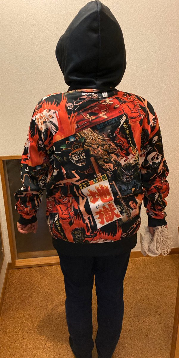 nawokikarasawa's tweet photo. お母さんの買った地獄パーカー。「悪いことすると地獄に落ちるぞ！こんな目にあうぞ！」すげえ！これ着てPTA行ってくれ！ https://t.co/JL0JSvZIWn