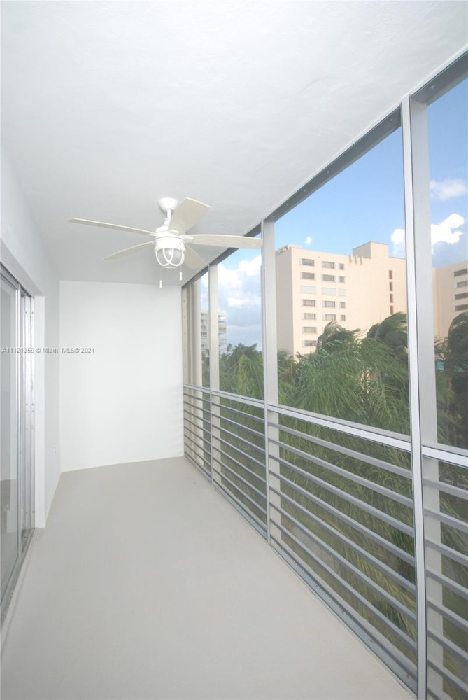 wilkre's tweet image. 301 S Sunrise Dr #4BE, Key Biscayne, FL 33149

 For Rent $3500 Spacious and bright remodeled apartment in boutique building, close to the ocean. Open kitchen has shaker style kitchen cabinets, stainless steel appliances and marble counter tops. Bath…
wilkrealestate.com/301-s-sunrise-…