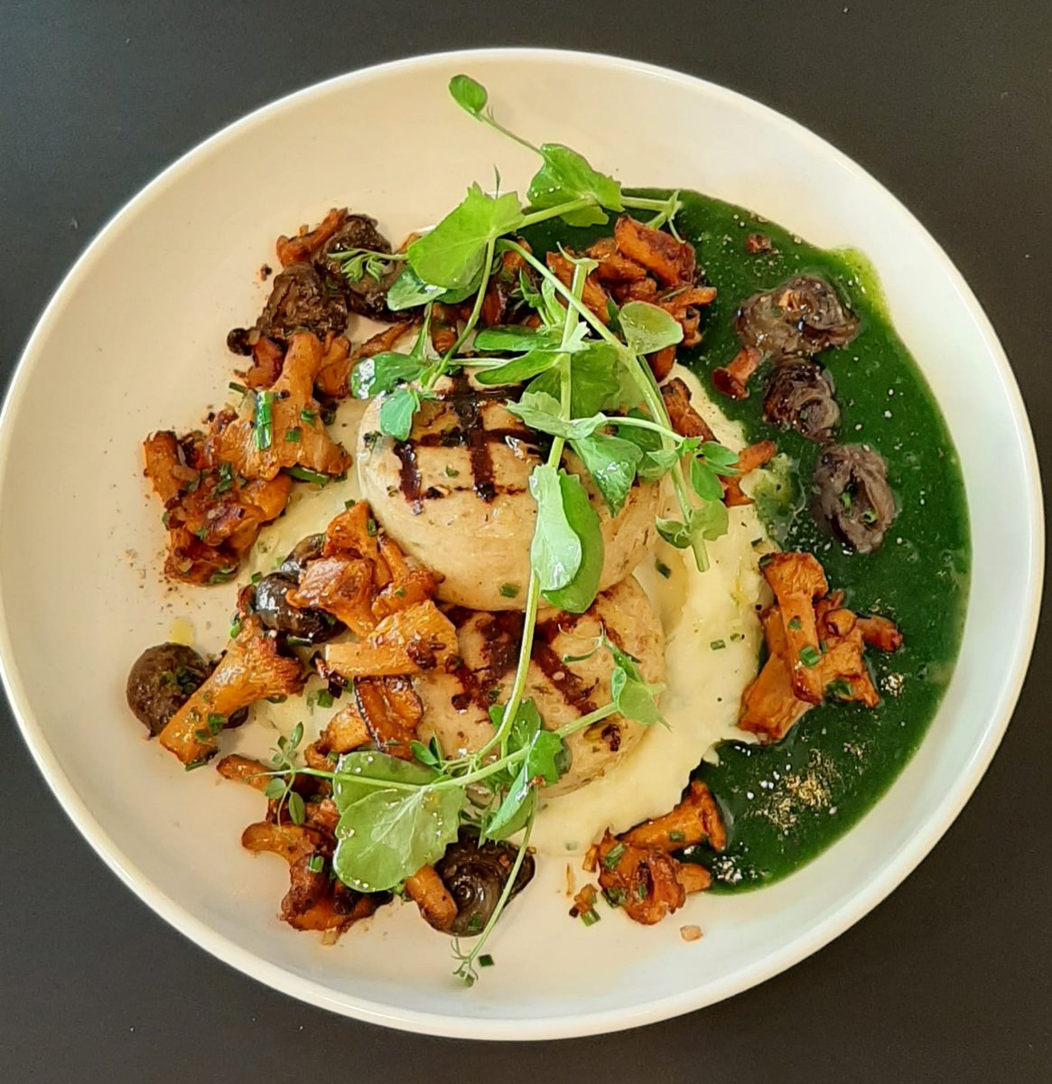 MICHELINgidsBNL's tweet photo. Ravioli van canard à l'orange, gegrilde witte pens met escargots in 't groen en girolles ... #TouGou heeft zijn omschrijving "fijnproeverij" niet gestolen.

#Brugge #BibGourmand https://t.co/1pyjtSNaAK