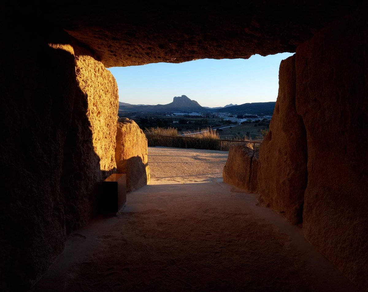 CA_DOLMENESATQ's tweet photo. Buenos días desde #Menga
#SitioDeLosDólmenesDeAntequera @CulturaAND. 
#AntequeraDolmensSite #PatrimonioMundial #WorldHeritage #Viera #ElRomeral #LaPeñaDeLosEnamorados #ElTorcal #RECAndalucía #MuseosAND
📷 Juan Antonio Cuberos Valencia. 08:13 h https://t.co/QH3fwiaZGU