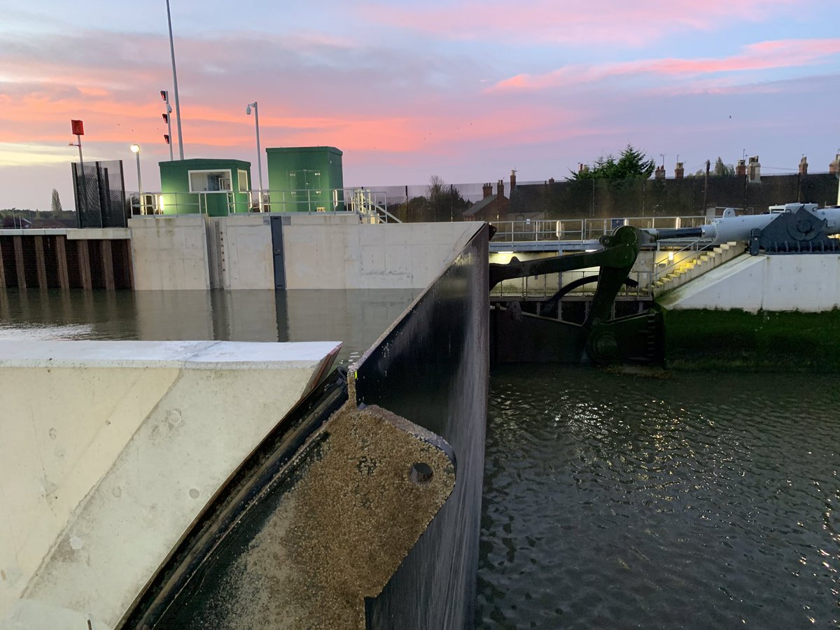 BostonBarrierEA's tweet image. The peak has passed! You can see the huge impact of the #BostonBarrier when looking at the upstream to downstream water level where there was a difference of 3.8m. We will begin opening the Barrier again when tidal levels have dropped to match the river. #PrepareActSurvive