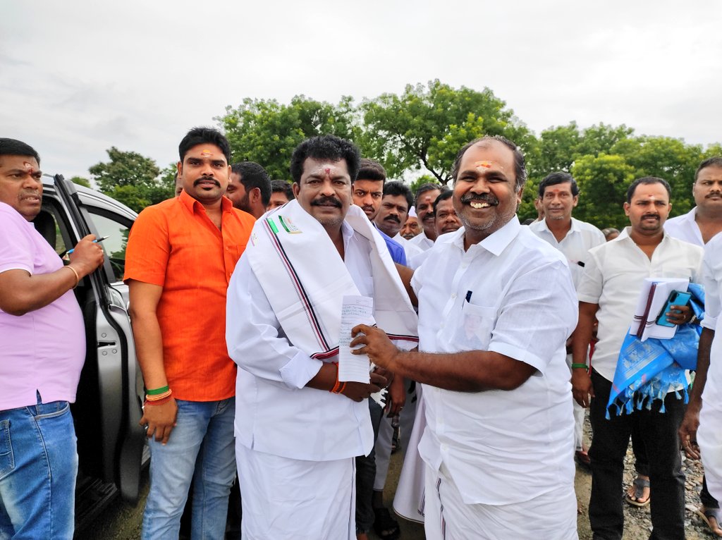 Thalasurya07's tweet photo. ஜே.டி.விஜயன் திருமங்கலம் நகரச் செயலாளர் அவர்களுக்கு பதவி பெற்று தந்த திருமங்கலத்தின் முன்னாள் முப்பெருந்துறை அமைச்சர் ஆர்.பி.உதயகுமார் அவர்களுக்கு வாழ்த்து தெரிவித்த போது... https://t.co/czWqW6kvpC