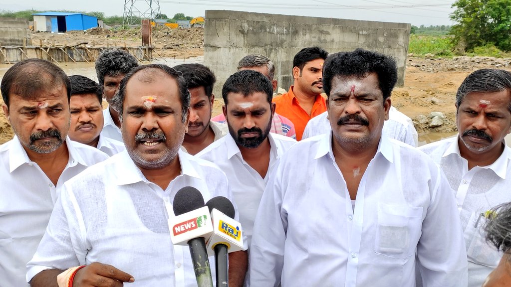 Thalasurya07's tweet photo. ஜே.டி.விஜயன் திருமங்கலம் நகரச் செயலாளர் அவர்களுக்கு பதவி பெற்று தந்த திருமங்கலத்தின் முன்னாள் முப்பெருந்துறை அமைச்சர் ஆர்.பி.உதயகுமார் அவர்களுக்கு வாழ்த்து தெரிவித்த போது... https://t.co/czWqW6kvpC