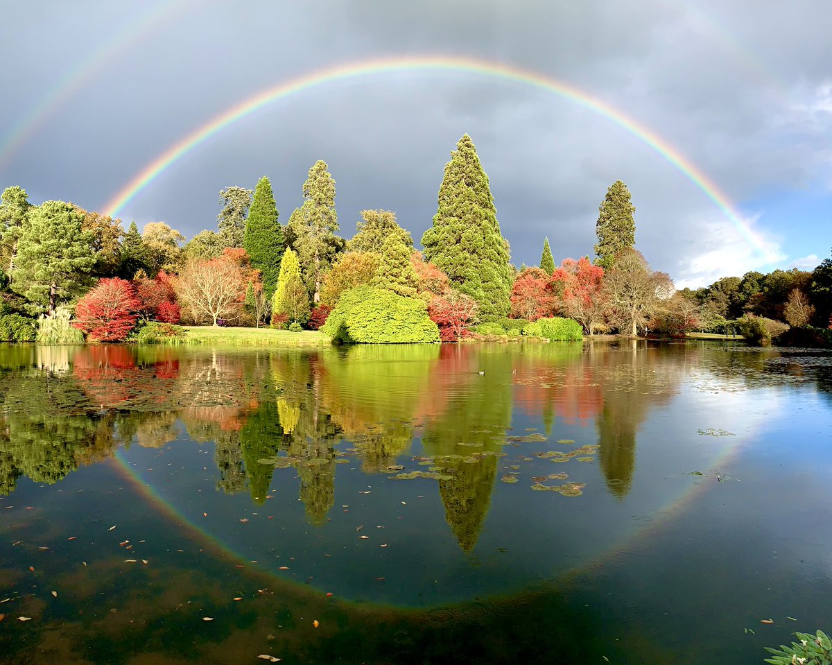 Sometimes you just know you’re in exactly the right place at exactly the right time @sheffieldparkNT @southeastNT @nationaltrust 🌈#sheffieldpark #rainbow #reflection #garden #landscapegarden #englishcountrygarden #autumn #autumncolours #acreswild