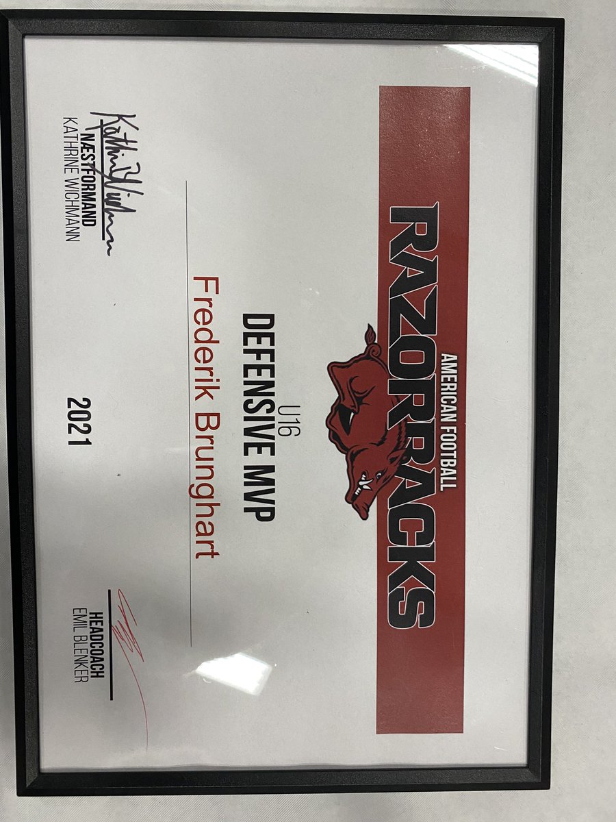 Brunghart's tweet photo. Perfect end to a great season for @f_brunghart to be awarded with the U16 #defensivemvp title. 
Played U16, U19 and U19 national team this year.🇩🇰
#AmericanFootball #mvp #db #beastmode 

@PPIRecruits @EuropesEliteEE @PodyumPreps @KOE7v7 @BCollierPPI @ImmoOsterkamp https://t.co/VSyQyQjLib