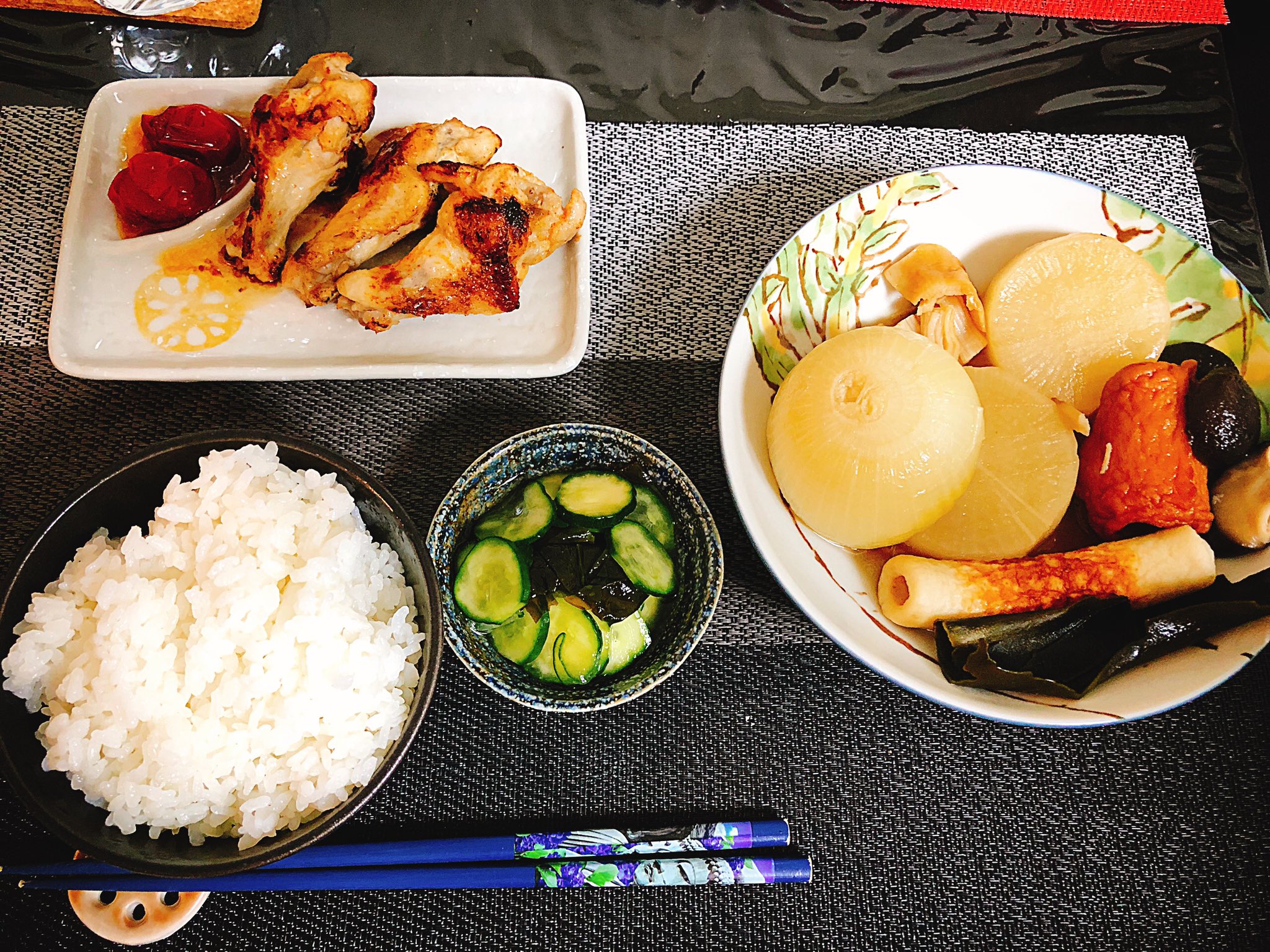 365献立レシピさん 丸ごと玉ねぎおでん グリル手羽元 焼きプチトマトソース わかめと胡瓜の酢の物 おでん献立 毎日献立 料理 淡路島玉葱 晩ごはん T Co cl8mqhhk Twitter