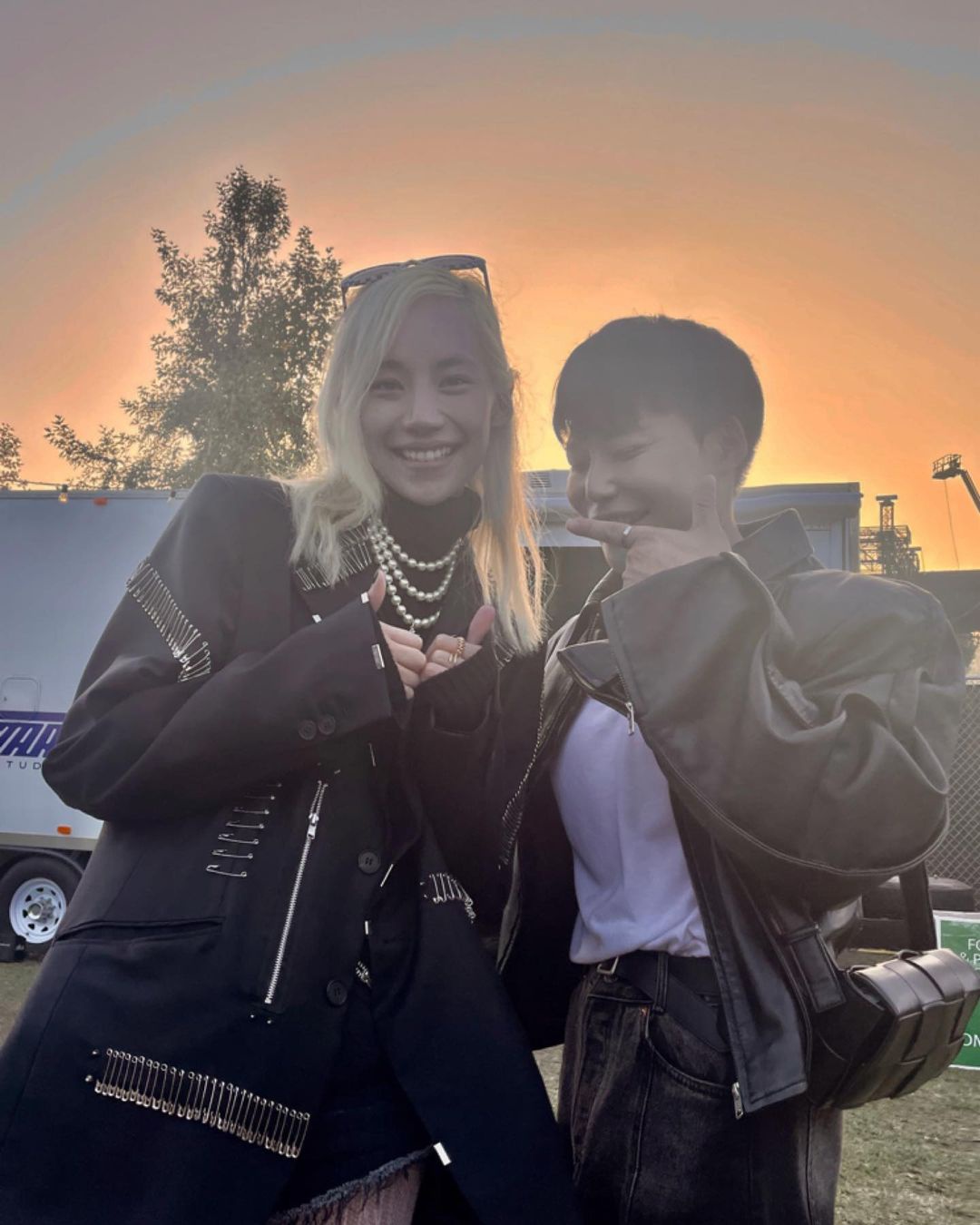 JENNIE LEADER 💌 on Twitter "So the blonde girl with Jennie is Chicha