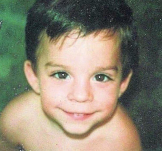 GonzaloAraluce's tweet photo. El etarra Gadafi colocó una bomba en el coche de un guardia civil que llevaba a la piscina a sus hijos mellizos de dos años.

Mataron a Fabio.

Ocurrió el 7 de noviembre de 1991. Hoy hace 30 años.

Este es el testimonio de su padre, Antonio. https://t.co/uhA4j4Ol6D
