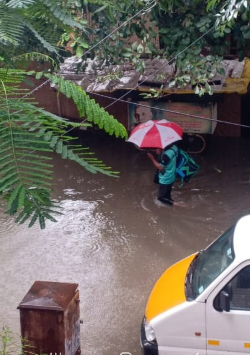 Mythili14515647's tweet photo. Vera level commitment!!!
Vera level service!!!
Kudos to the nameless Dunzo delivery guy 👍👍👍
Pic taken few mins ago in kodambakkam 
#dunzo @DunzoIt
#ChennaiRains #deliveryguy #ChennaiRain #chennaifloods #chennaiflood #dunzodelivery https://t.co/6vCVykhn9G