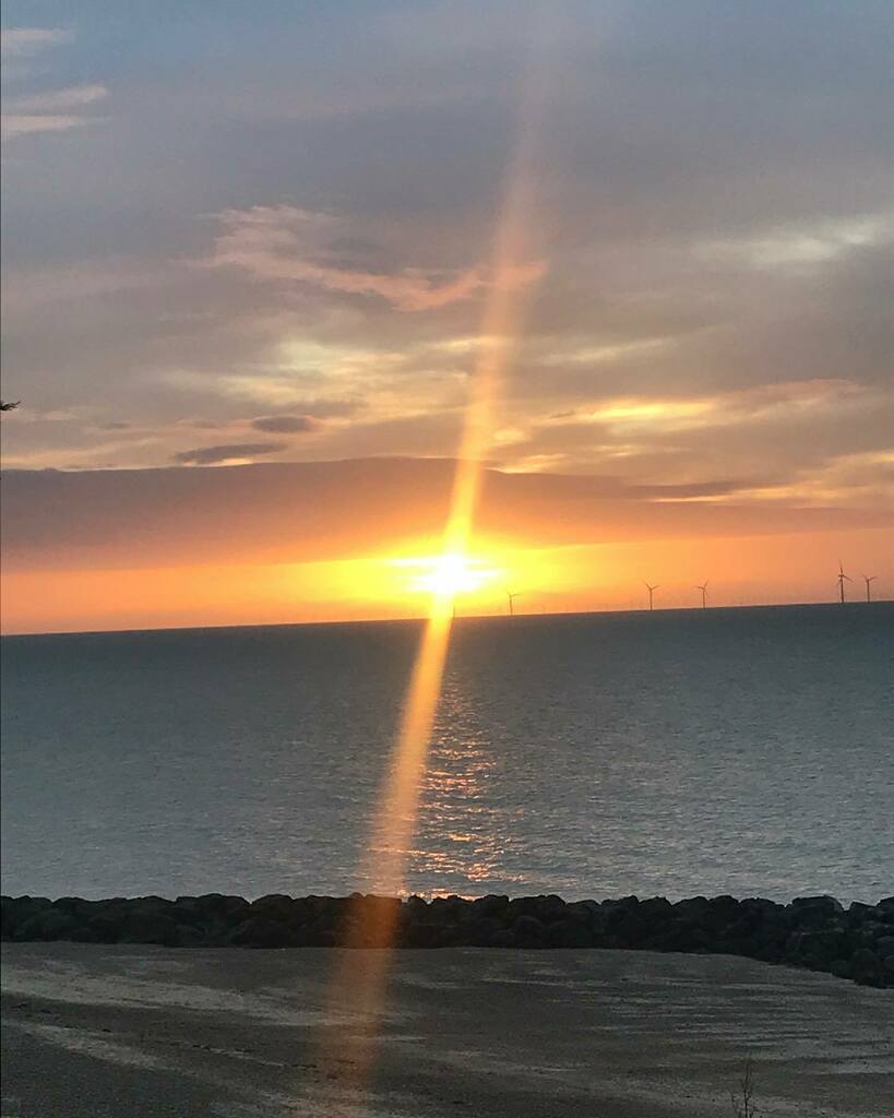 Michelleshandc's tweet photo. Good morning, another beautiful sunrise on Sunday morning, while walking the dog. 😍 #sunriselover #clactononsea #sundaymorningview https://t.co/iUN2MmFoTo https://t.co/f4YK2buYO1