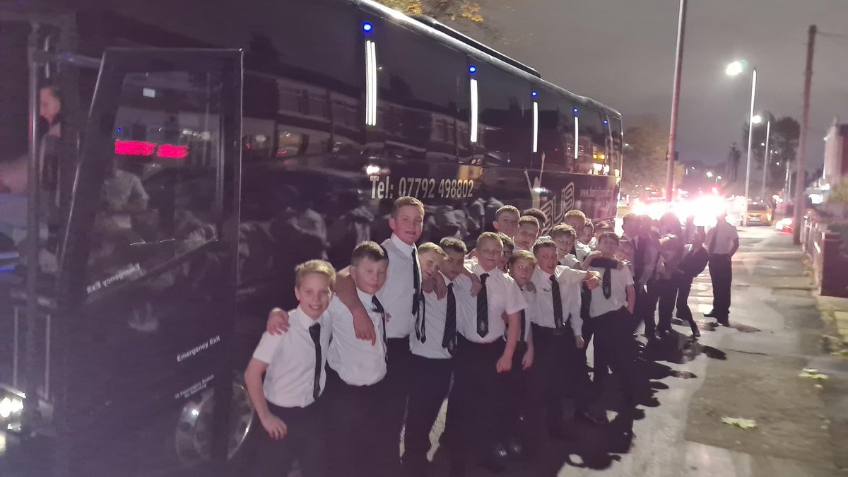 HullDockers2016's tweet photo. I mean which other rugby team get a party bus for presentation!!!! #wellwait #discodancingdockers #oneinallin #greenandwhites https://t.co/FeXwAGVa83