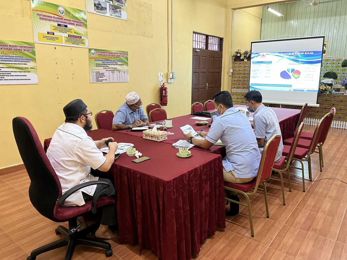 PPNJBesut's tweet photo. Mesyuarat Penyelarasan Pertubuhan Peladang Negeri Bahagian Jentera(PPNJ) dan Lembaga Pertubuhan Peladang(LPP) Negeri Terengganu kali pertama diadakan bagi membincangkan isu-isu terkini &amp; memperkukuhkan lagi khidmat kejenteraan ladang.

#LPPMalaysia
#LPPTerengganu
#PPNT
#PPNJ https://t.co/hvwTEjeANY