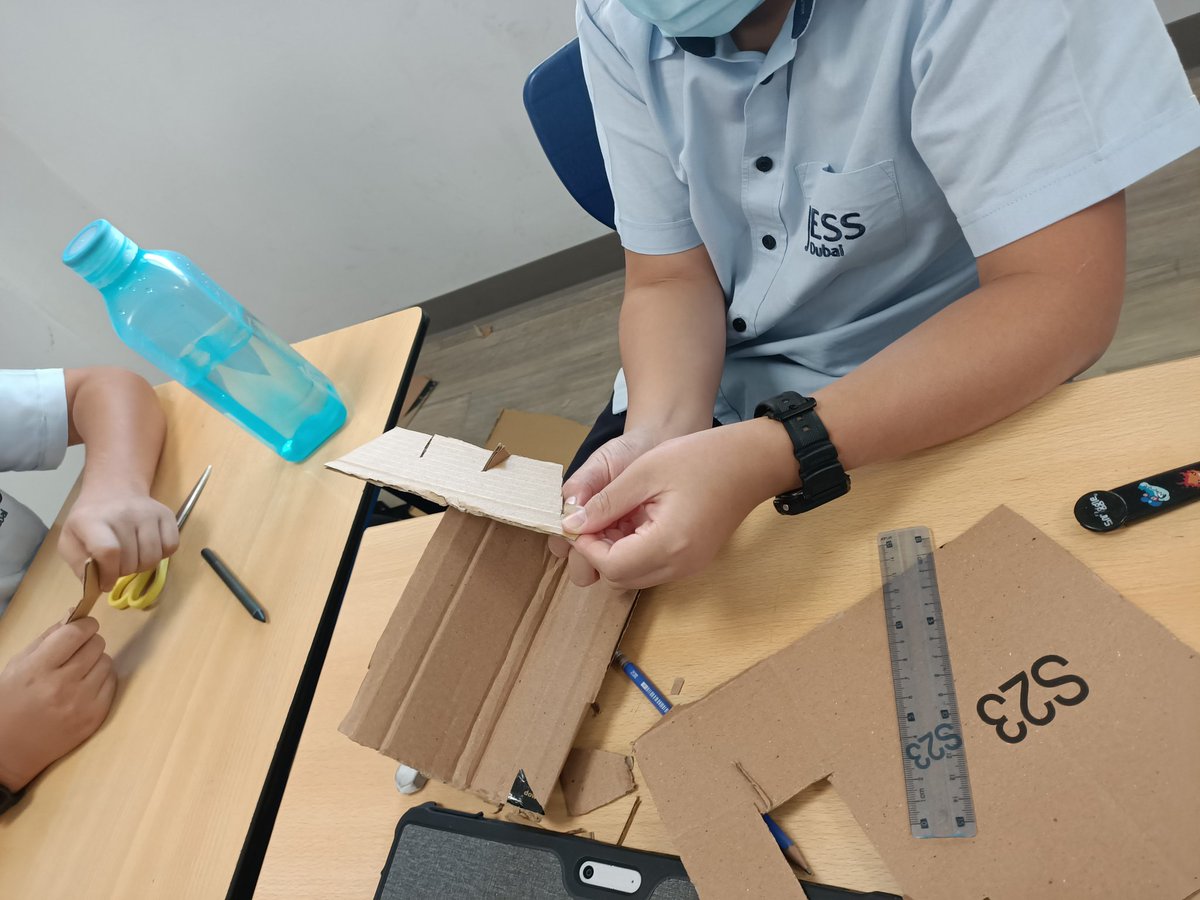 JESS_Innovation's tweet photo. Back to hands on prototyping. #JESSInnovation #JESSRealworld #JESSProblemsolving #designthinking #STEM @JESSDubai @JESSDTDept https://t.co/6oont3oMrO