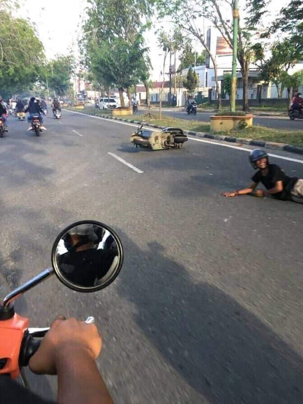 alessaoncrypto's tweet photo. jatuh dengan keadaan humoris 😭 https://t.co/fwYSMyPmAV