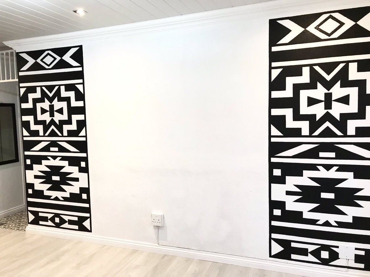 DdzlDesigns's tweet photo. Painting done| Floating TV stand Loading....🖤👌

#Monochrome #Ndebele #Space https://t.co/sS74oEUJHM