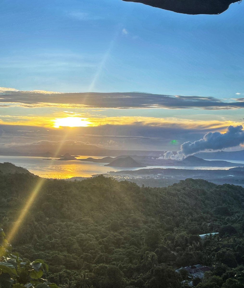 rollydr3's tweet photo. Beautiful sunrise. A new beginning. @narrahilltagaytay
#Nature #Sunrise #Naturegraphy https://t.co/7DPd4JQUGh