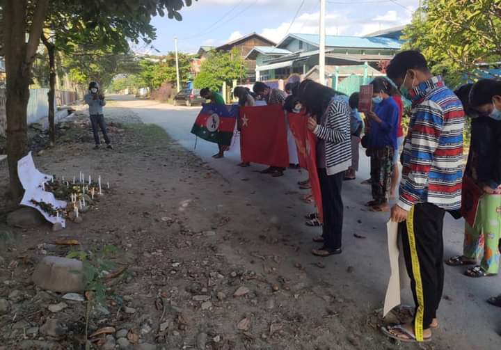 PhoKyawKP's tweet photo. Locals from Kale City marched on the streets to overthrow the genocidal dictatorship and paid tribute to Seven months of mourning for the 11 fallen martyrs. 

LEGALIZATION OF NUG
#Nov7Coup  
#WhatsHappeningInMyanmar https://t.co/RACUI7yB4M