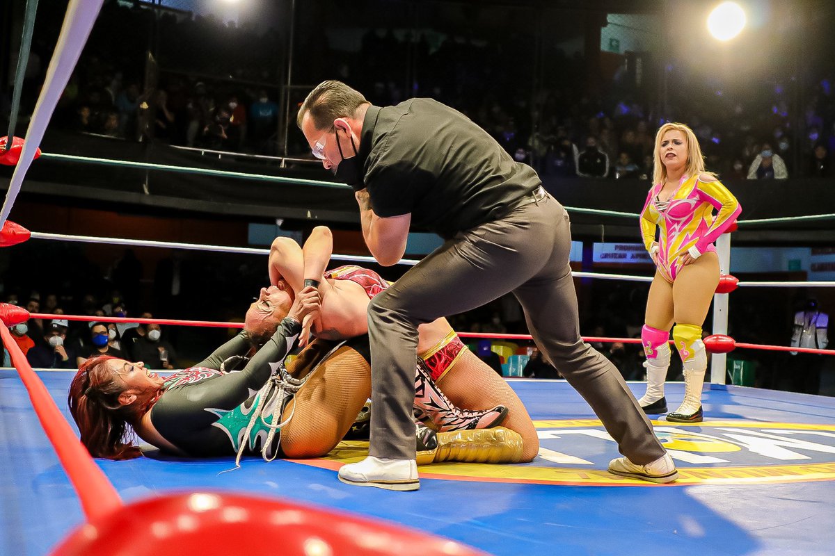 dalyscaribenaaa's tweet photo. Este par de montoneras no entienden 😈😈😡😡ya me las pagarán, que alegria estar otra vez en la Arena Coliseo y el apoyo del público siempre que emoción 💪💪 voy x mas esto apenas empieza y empezó 😑😑🤔🤔 #nadamedetiene #panameñaruda #lamasfuerte #misscmll https://t.co/BeSLHta9eB