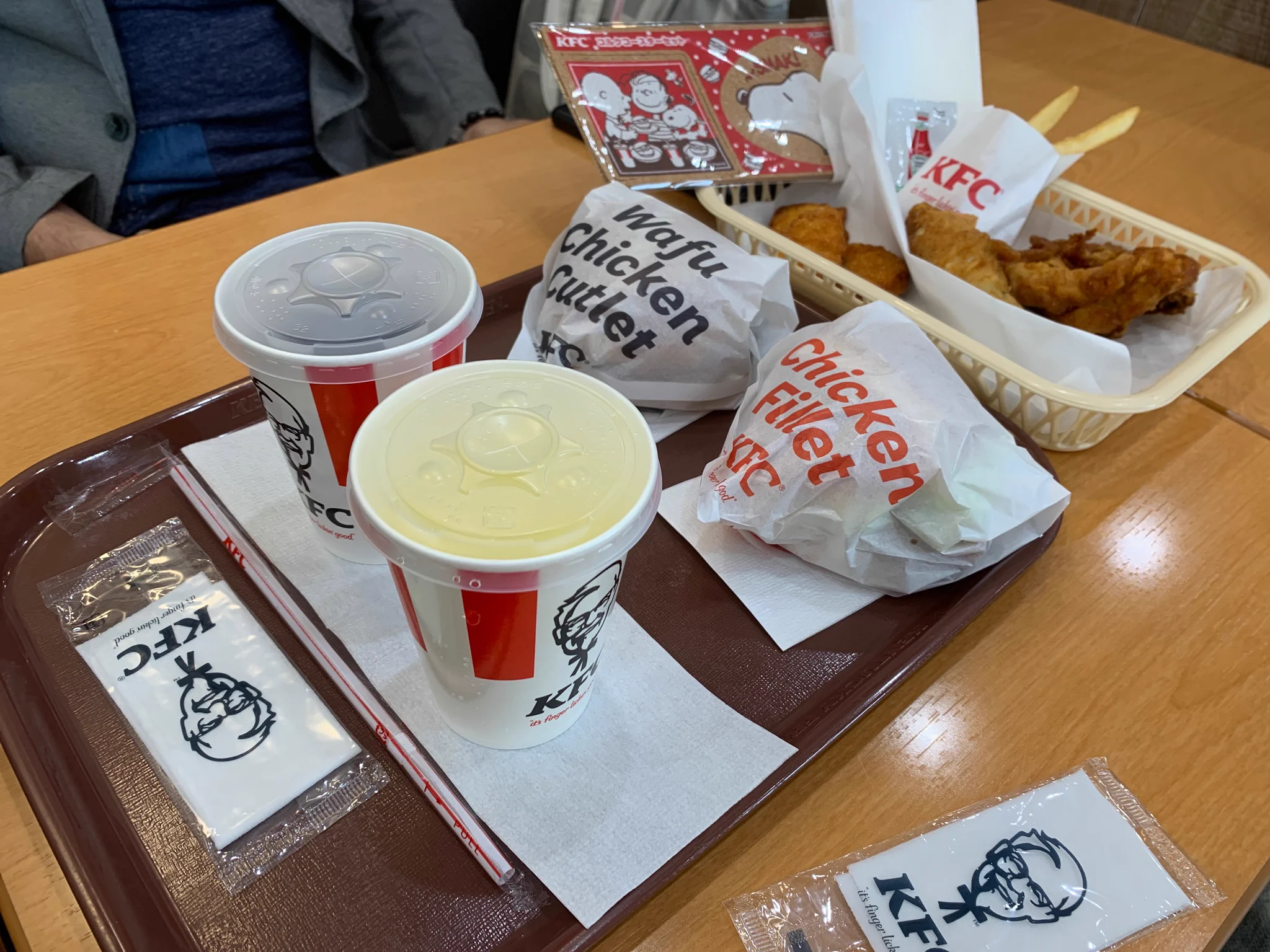 @KFC_jp ずっと来たかった！やっと来れたよ！レモネードソーダ！も注文！SNOOPYのセットも大人で頼めるから嬉しい！買ったよ！ 