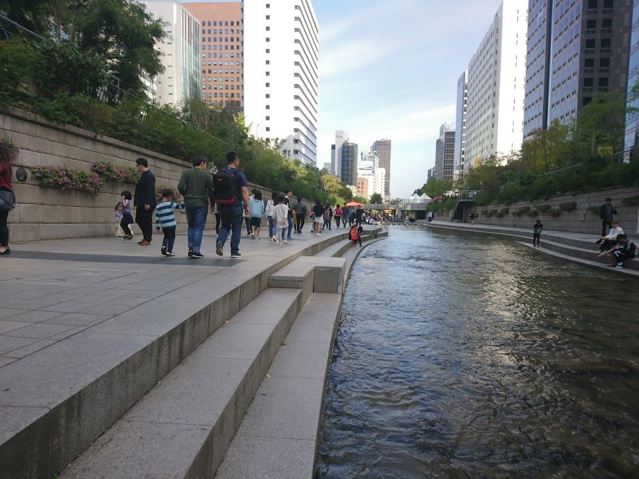 kaerumy's tweet photo. Have had chance to walk through that elevated highway converted to river+park in Seoul that keeps popping up in my timeline.  It's really nice, when you design a city for people and not cars. https://t.co/b6suzzATBH