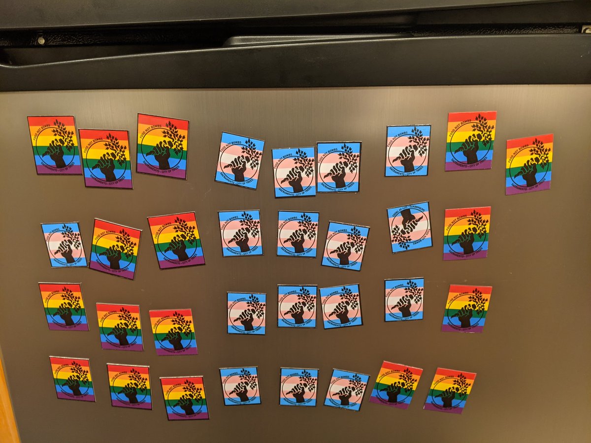 sacfoodnotbombs's tweet photo. New FNB swag dropped! We now have (nearly) professional looking magnets. Come grab a meal and a magnet tomorrow at César Chavez Plaza (: https://t.co/zw40dafPhg