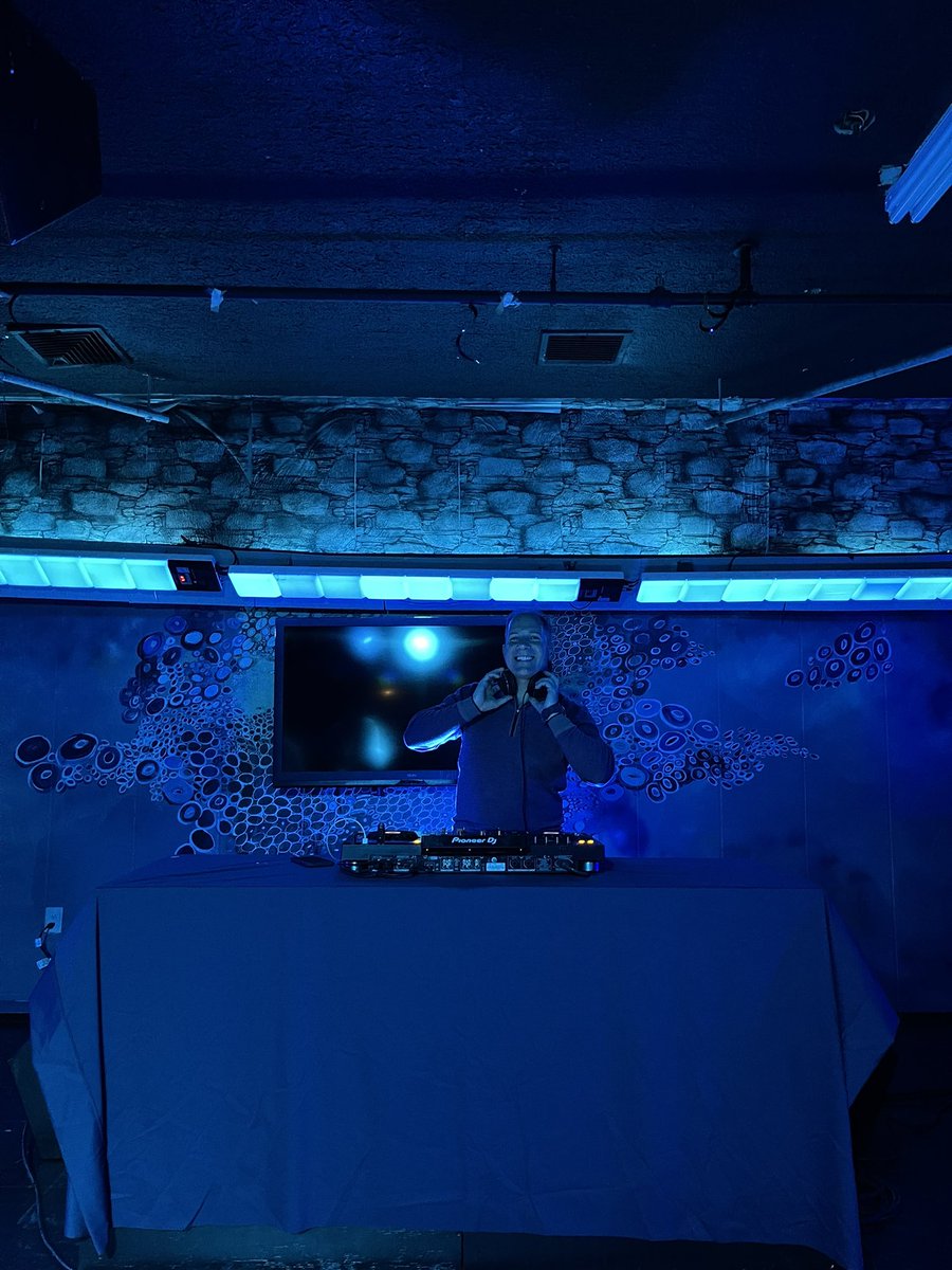 KLand17's tweet photo. @LouieDeVito Had a great time tonight; Can’t wait for the next time #Boston #OceanSideRevere https://t.co/wJPHvUoUQ0