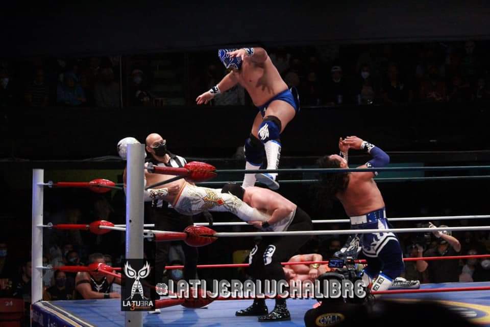 LaTijeraLucha's tweet photo. En una marrulleria por parte del #HermanitoChulo al quitarse la máscara, #UltimoGuerrero, #GranGuerrero y #AtlantisJr  obtienen la victoria,derrotando a #ReyDePlataYOro, @caristicomx #VoladorJr y @Felino_CMLL en el cierre de función reanudando actividades en el #EmbudoColiseino.. https://t.co/fN5SJPFqq4