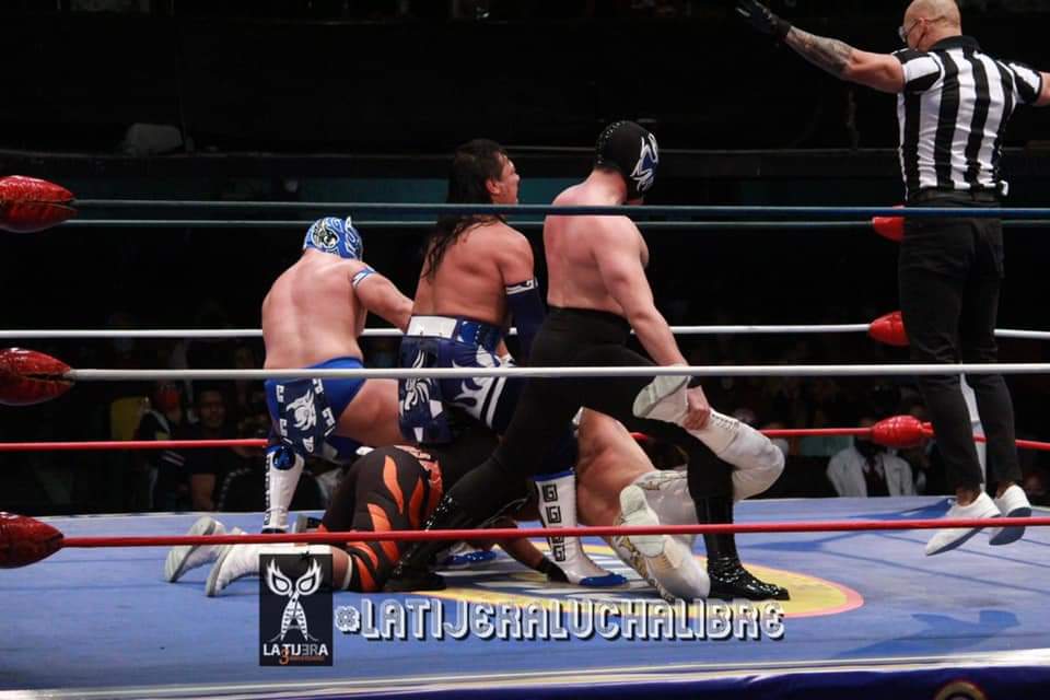 LaTijeraLucha's tweet photo. En una marrulleria por parte del #HermanitoChulo al quitarse la máscara, #UltimoGuerrero, #GranGuerrero y #AtlantisJr  obtienen la victoria,derrotando a #ReyDePlataYOro, @caristicomx #VoladorJr y @Felino_CMLL en el cierre de función reanudando actividades en el #EmbudoColiseino.. https://t.co/fN5SJPFqq4