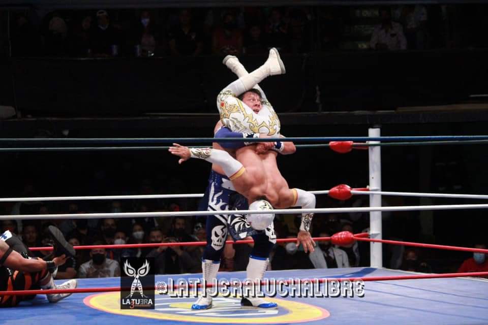 LaTijeraLucha's tweet photo. En una marrulleria por parte del #HermanitoChulo al quitarse la máscara, #UltimoGuerrero, #GranGuerrero y #AtlantisJr  obtienen la victoria,derrotando a #ReyDePlataYOro, @caristicomx #VoladorJr y @Felino_CMLL en el cierre de función reanudando actividades en el #EmbudoColiseino.. https://t.co/fN5SJPFqq4