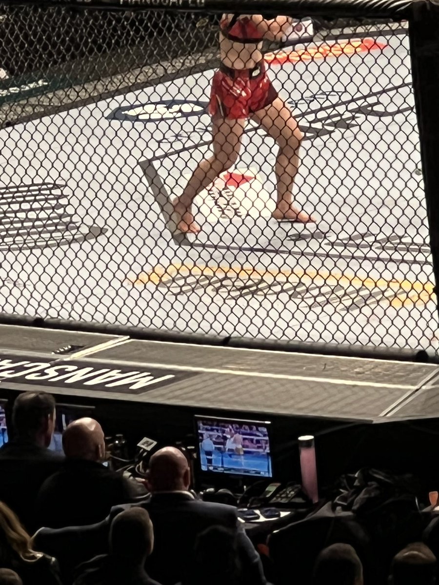 koreanjewcrypto's tweet photo. Dana white watching the canelo fight at his own event lmao #UFC268 https://t.co/frhF8deGz6