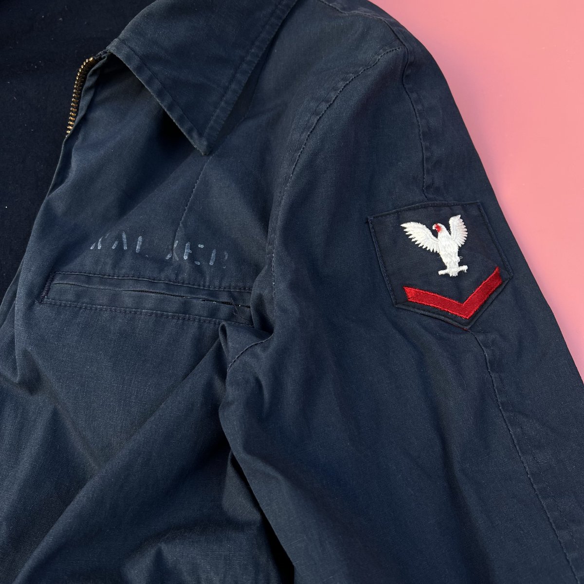 FBT_SHOP's tweet image. 🪝🪝🪝
size 16R
¥6,600-
サブマリンジャケットです⛴
カスタムベースにどうでしょう？
#usnavy 
#utilityjacket 
#FBTSHOP