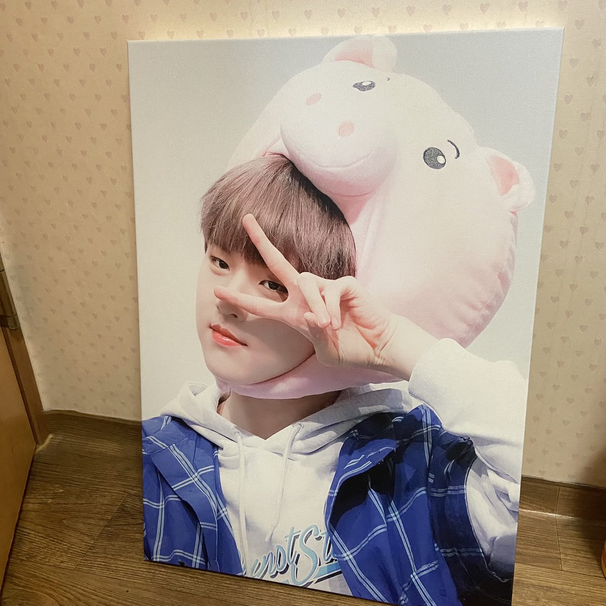 DoDoMom_hamzzi's tweet photo. 모두들 잘 지내셨나요~~? 
집에 액자가 너무너무 많은 관계로
오늘 도현이 생카인 카페복숭아꽃을 가는 김에 사진 속 액자 나눔을 할까해요!
예전부터 모아온 소중한 액자지만
방이 너무 비좁아 쌓아두기만 해서
원하시는 분 있으시면 챙겨갈게요!
**제가 복숭아꽃에 3시~4시정도만 있을 예정이에요 https://t.co/XTB5otB4dW