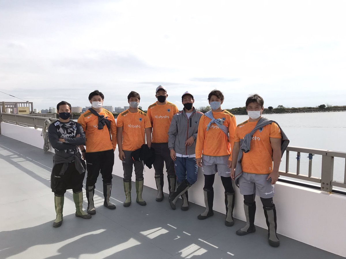 Kubota_Spears's tweet photo. 【SDGs活動】
江戸川区と東なぎさクリーン作戦を実施ました🦄
こちらの重要な任務を任されたのは、ご覧の精鋭選手たち💪
船で島に上陸してのクリーン活動はまた一味違う！？
詳細はまたレポートします
#クボタスピアーズ
#江戸川区
#SDGs https://t.co/vcVJqqxY3K