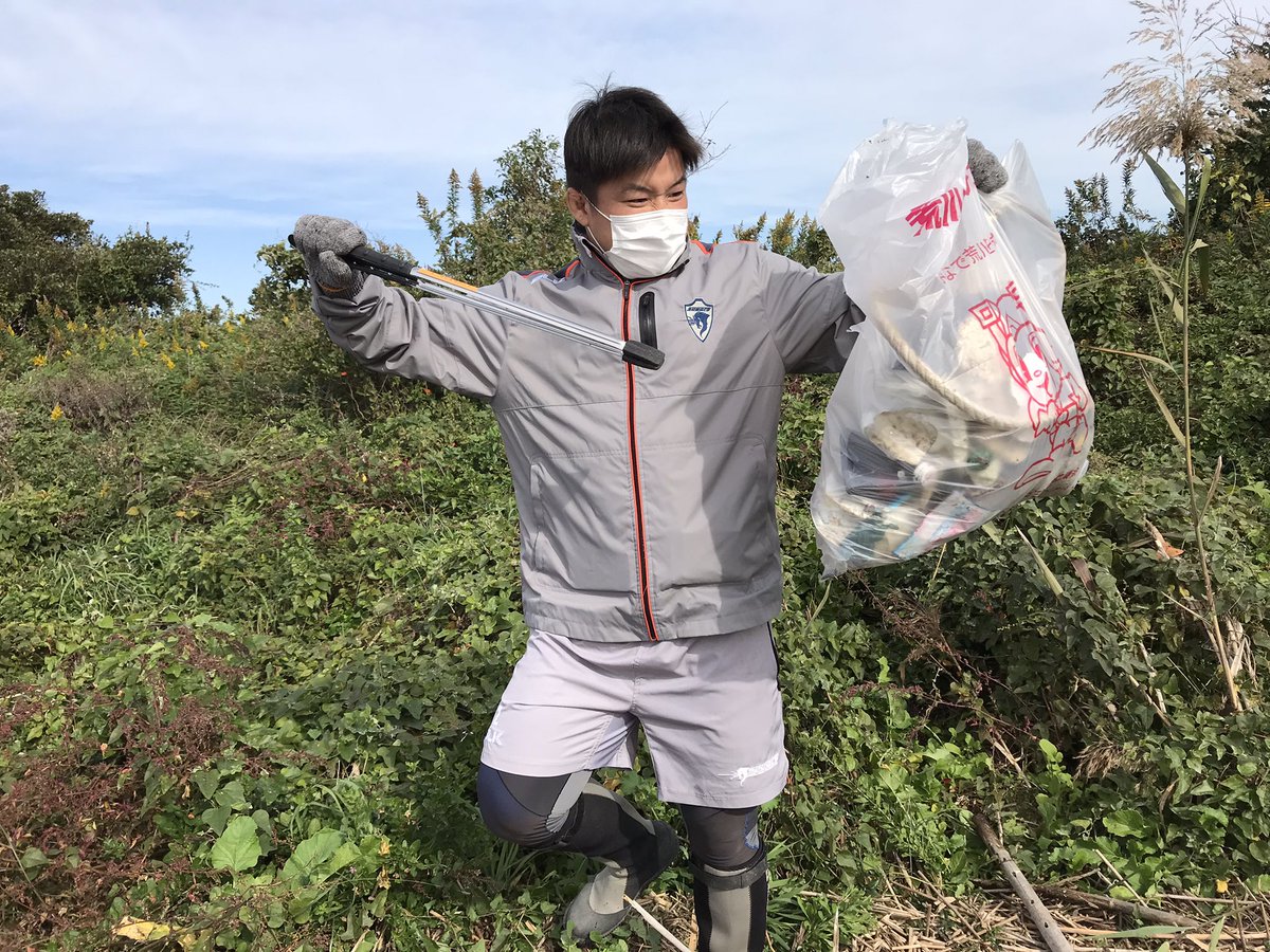 Kubota_Spears's tweet photo. 【SDGs活動】
江戸川区と東なぎさクリーン作戦を実施ました🦄
こちらの重要な任務を任されたのは、ご覧の精鋭選手たち💪
船で島に上陸してのクリーン活動はまた一味違う！？
詳細はまたレポートします
#クボタスピアーズ
#江戸川区
#SDGs https://t.co/vcVJqqxY3K
