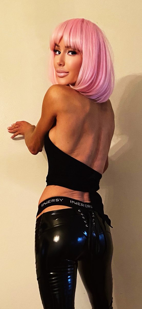 Sitting at home taking some random pictures with different outfits on.... Saturday Night Live ❤️ linktr.ee/victorialauren…