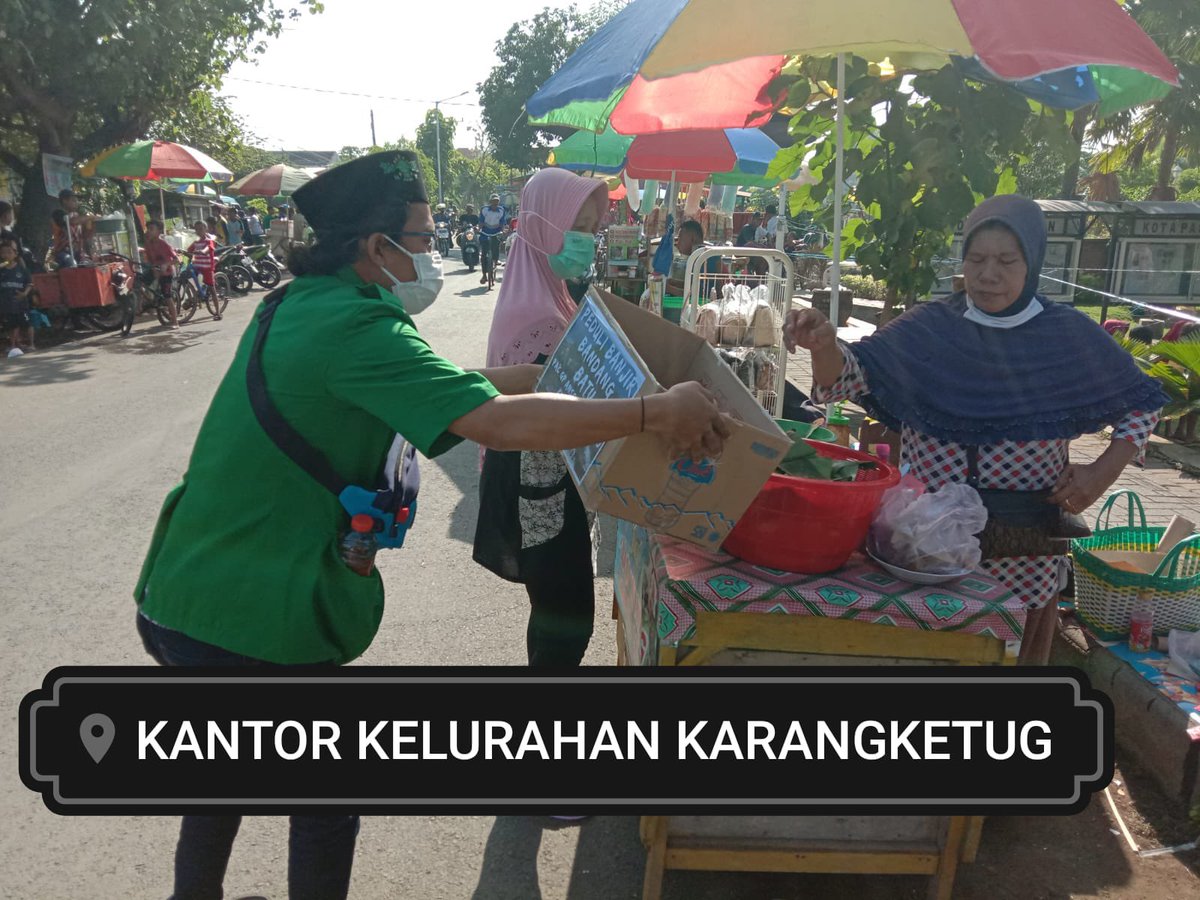 Official_Ansor's tweet photo. Giat Kemanusiaan oleh PAC GP Ansor Gadingrejo Kota Pasuruan dengan melakukan aksi penggalangan dana untuk para Korban banjir bandang di Kota Batu

#AnsorPeduliKemanusiaan
#BanserTanggapBencana https://t.co/iM5xC5EfOp