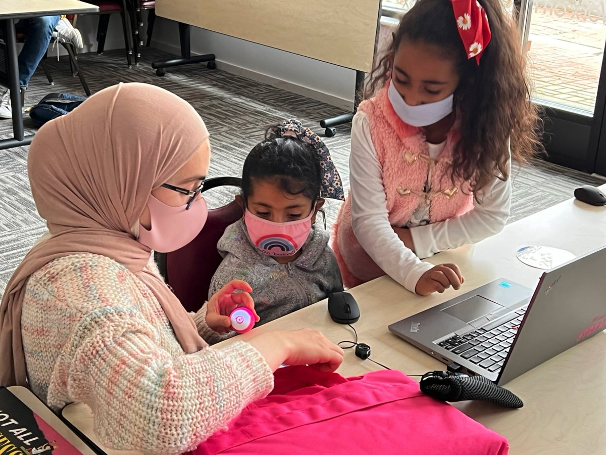 Today we had our first class for our #robotics course 🤖 @ Refugee Community Partnership

We programmed #robots, solved challenges and had so much fun! 

#GirlsEducation #STEMeducation #RefugeeEducation