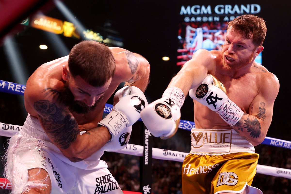 HablaDeportes's tweet photo. #BoxeoHD ¡Campeón unificado! Saúl ‘Canelo’ Álvarez 🇲🇽 noqueó a Caleb Plant 🇺🇸 y posee todos los títulos del peso supermediano, al arrebatarle el cinturón de la IFAB al estadounidense.
🥊 El mexicano queda con récord de 52 victorias (37KOs), una derrota y dos empates. https://t.co/hGPyd5ZUum