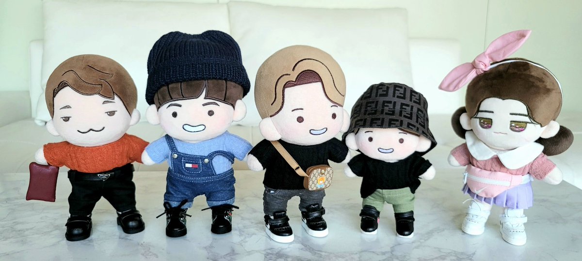 복옷장 @xiu_bokk 님의  📦 니트들이 도착해서 기념(?)으로다가 생존신고를 해봅니다 😗😇

즈는 정장말곤 깜장옷을 별로 안 사는데 저 니트는 즈도 갖고싶그여 😏

요즘 단풍이며 국화며 이쁘던데 밖에 안 데꼬 나가줘서 미안하다 아이들아 😭