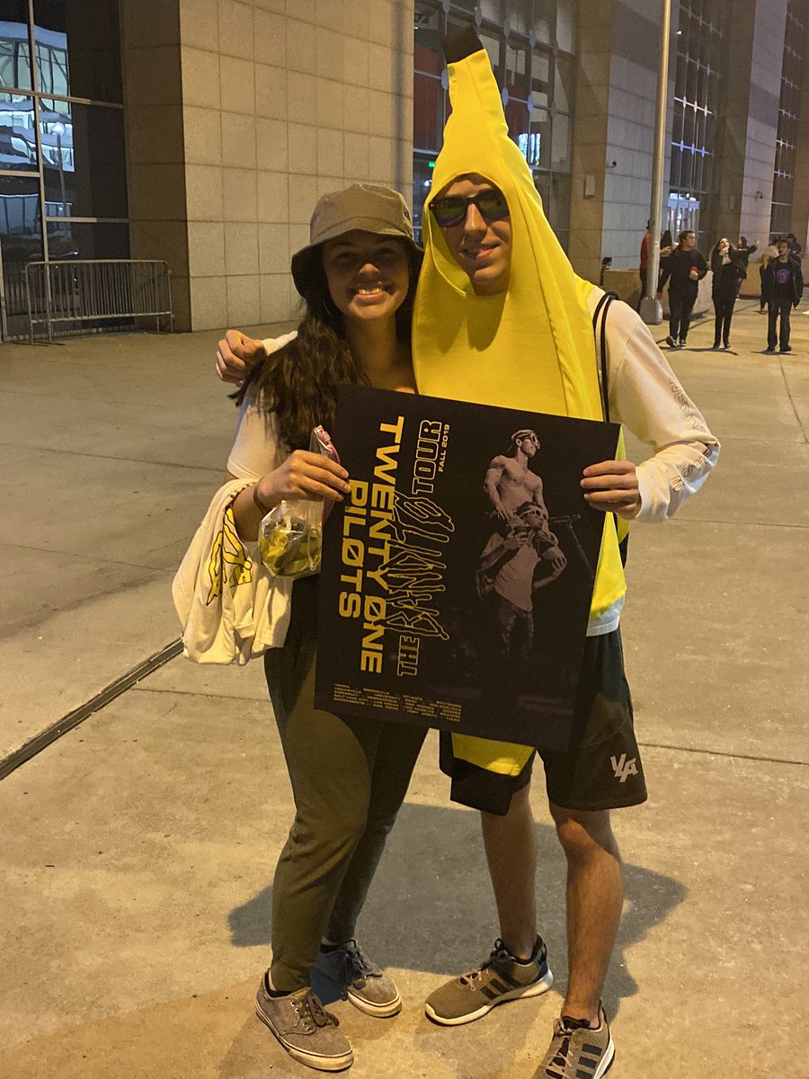 cherrytruce's tweet photo. the atlanta banana but 2 years later #takeoverstatefarm https://t.co/TtzrP6jzpD