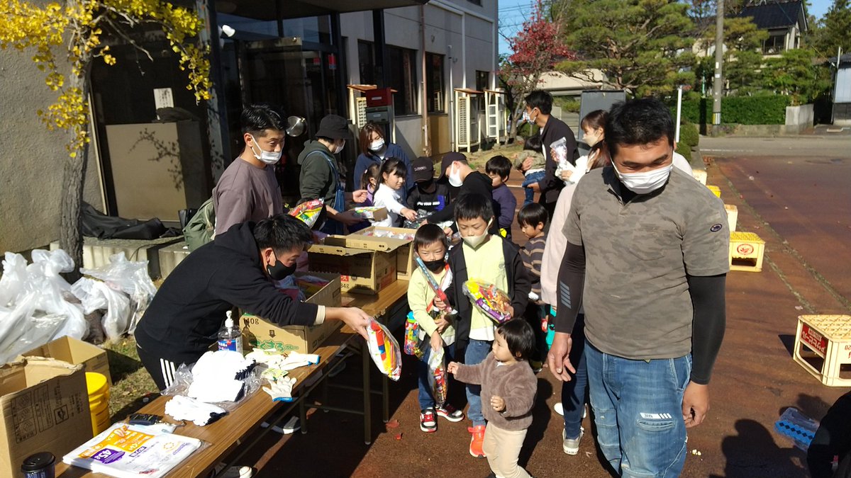 kazu5773's tweet photo. イベント、無事に終了👏✨
総勢４３名(うち子ども２２名)。ゴミ拾い→昼食会。ポップコーン🍿やお菓子詰め合わせなど、子ども達もわいわい楽しんでました🤗ポップコーンの機械:三本電機、料理各種:伊東屋、敷物:岡村左官工業、ゴミの分別:みつみ環境他、皆様ありがとうございました！
#栄商工会青年部 https://t.co/qED8doG8tD