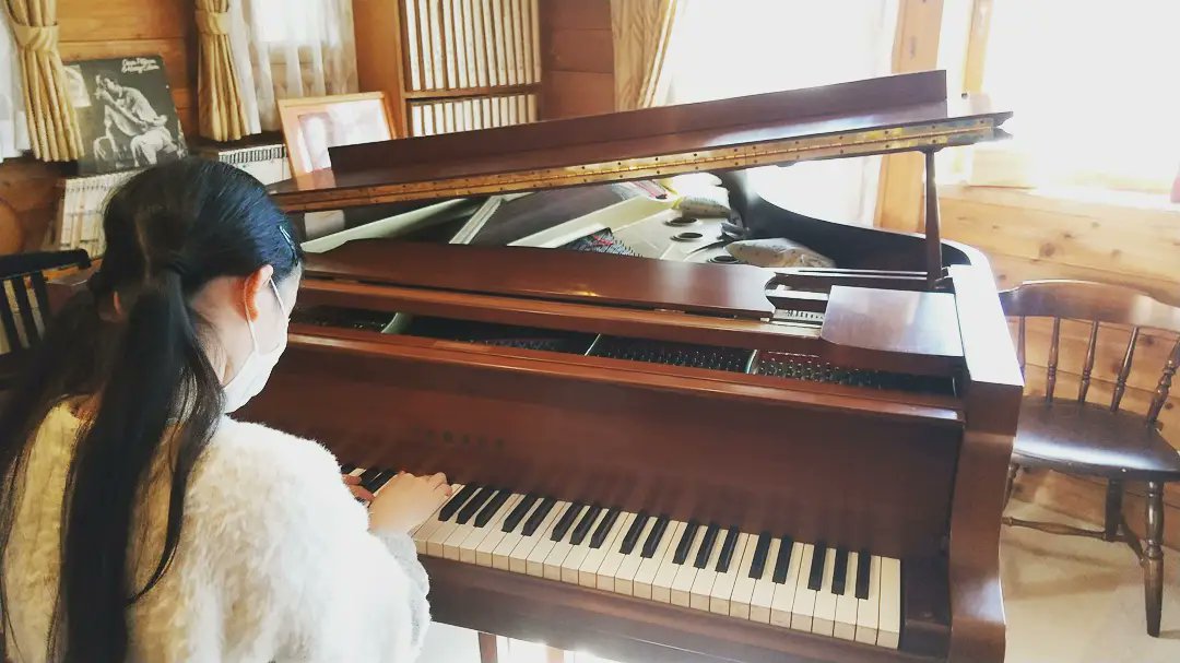 昨日は、飯縄にある「ぴあのカフェドルチェ」へ。
紅葉と青空が美しい窓際で、美味しいランチをいただきつつ、ちーこはグランドピアノを熱心に弾いてました。

ヤマハのGシリーズだ！
と大喜びのちーこ。

柔らかい音色と、鳥も遊びに来る静かな自然の中で、癒やしの時間を過ごしました。