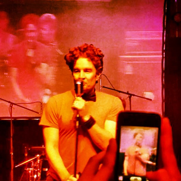 jamie_marsters's tweet photo. Pic of the Day: @JamesMarstersOf getting his @GhostoftheRobot croon on at @DragonCon 2013
#JamesMarsters #GhostoftheRobot #DragonCon #WhatIsGoingOnWithHisHairHere #IMeanItsTheCURLS #SoYay #ButTheyWeird #IsThisBedheadCurls #OrWindsweptCurls #WhatsGoingOnCurls #CURLS https://t.co/tuP4mKRqUT