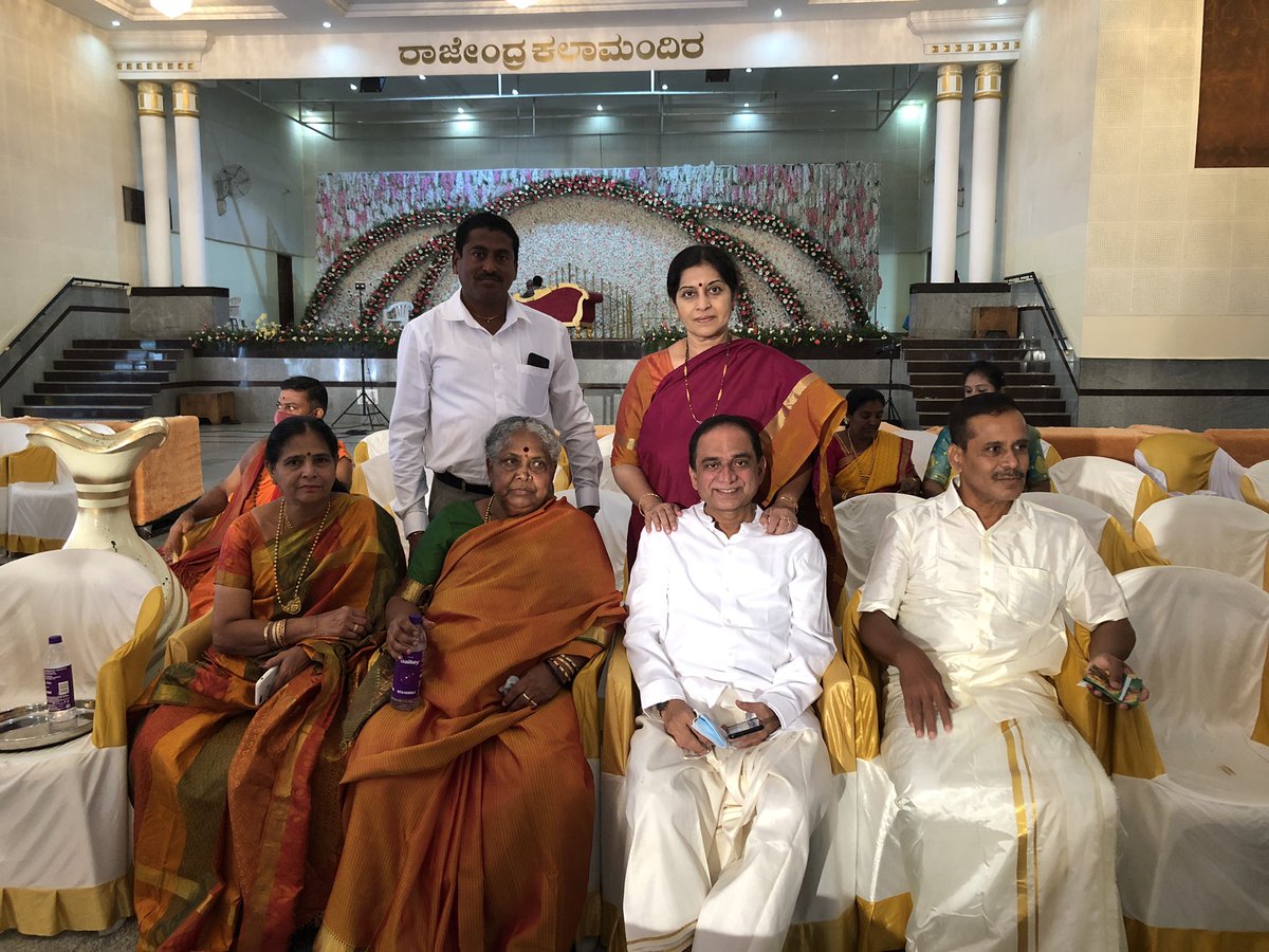 vrundavs's tweet photo. Wedding vibes..,,
#mandyastyle #gowdawedding
@vijayashankara https://t.co/cacMEVUfa0