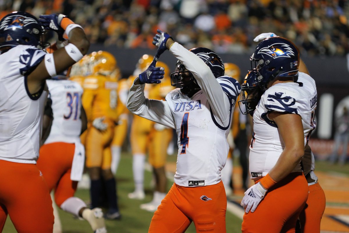 JPLien's tweet photo. Celebratory mood for UTSA in the Sun Bowl so far tonight! Roadrunners continue to lead by three scores. @UTSARivals https://t.co/WlH0oba9Ak
