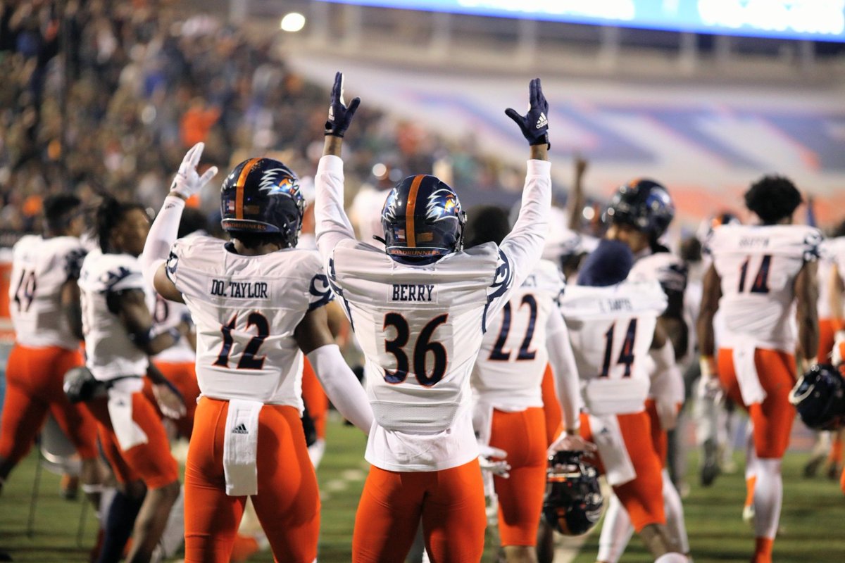 JPLien's tweet photo. Celebratory mood for UTSA in the Sun Bowl so far tonight! Roadrunners continue to lead by three scores. @UTSARivals https://t.co/WlH0oba9Ak